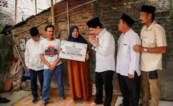 Wagub Banten Sambangi Penerima Manfaat Bantuan RTLH di Cipondoh Tangerang