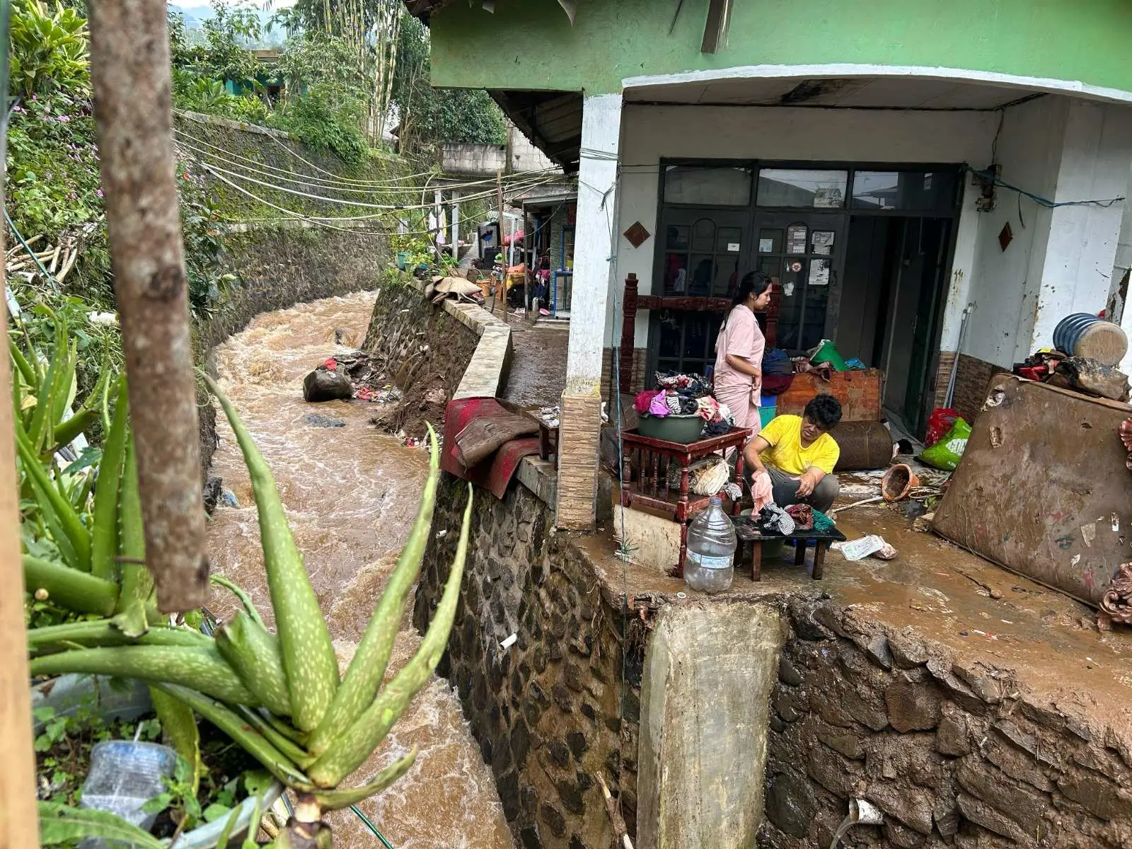 Dompet Dhuafa Terjunkan Relawan Pasca Banjir Bandang di Cisarua Bogor