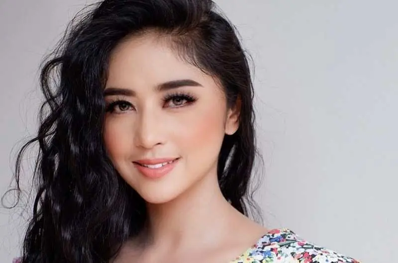 Dewi Perssik dan Momsterlik Makin Panas Saling Sindir di Media Sosial
