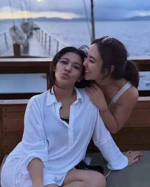Gisel dan Naysila Mirdad di Raja Ampat, Menikmati Sunset di Kapal Pinisi dan Seru-seruan