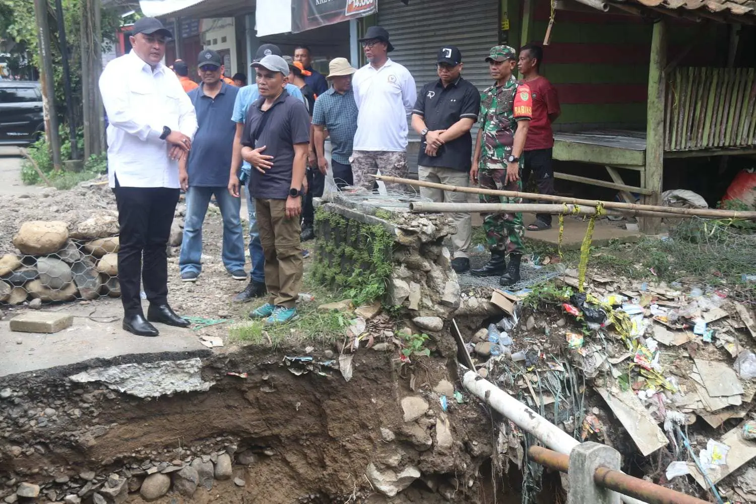 Bupati Bogor Rudy Susmanto Prioritaskan Infrastruktur: Perbaiki Jembatan Cipicung dengan Dana Pribadi