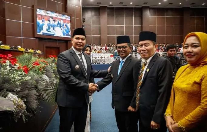 Kepada Wali Kota Serang dan Wakil, Gubernur Banten Andra Soni Tekankan Kolaborasi dalam Memimpin Pemerintahan