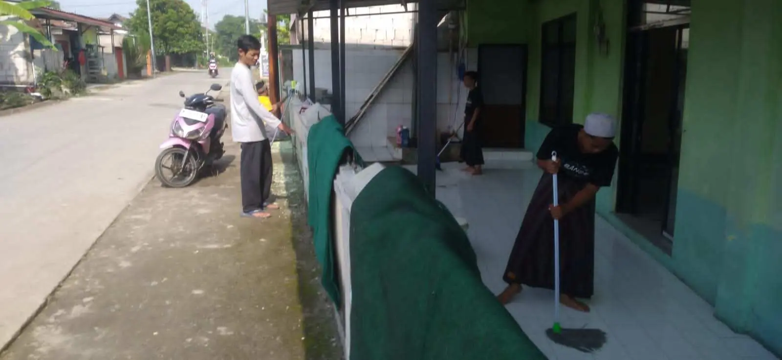 Warga Curug Sari Gotong Royong Bersihkan Masjid Sambut Ramadhan