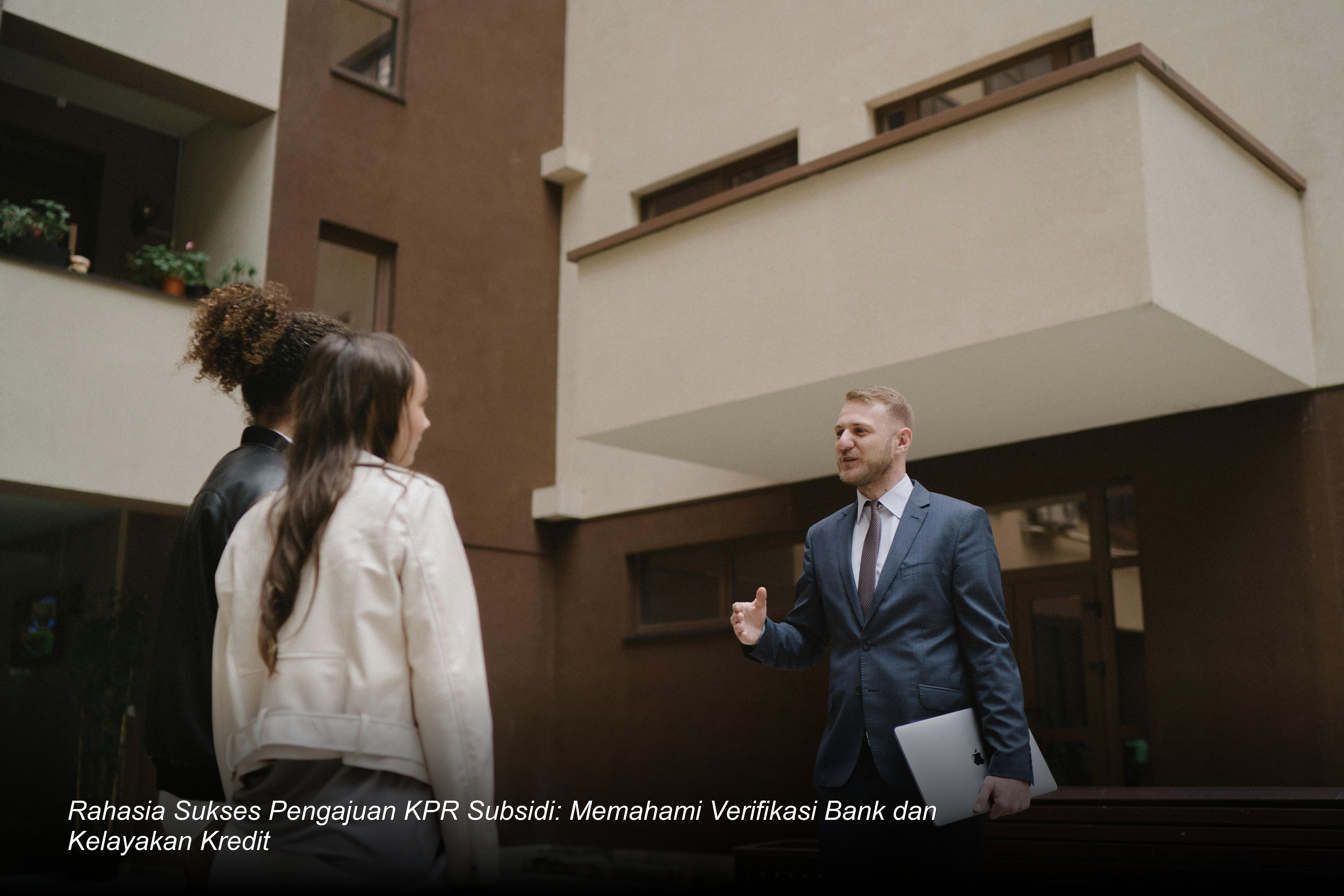 Akad kredit KPR subsidi yang menandakan keberhasilan pembiayaan sebuah rumah minimalis modern yang asri.