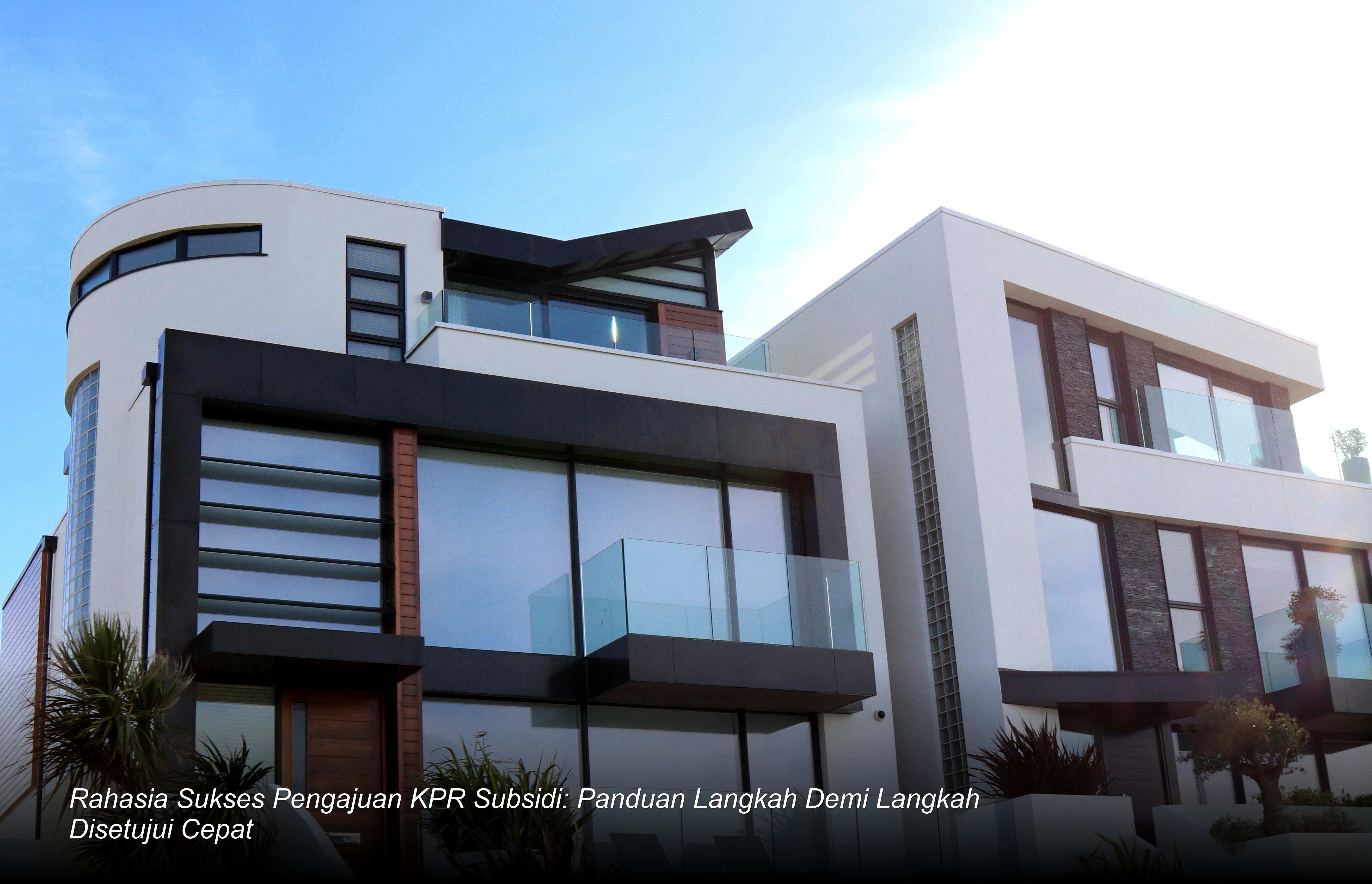 Seorang calon pembeli rumah sedang menandatangani dokumen akad kredit KPR di hadapan petugas bank dengan latar belakang miniatur model rumah minimalis modern.