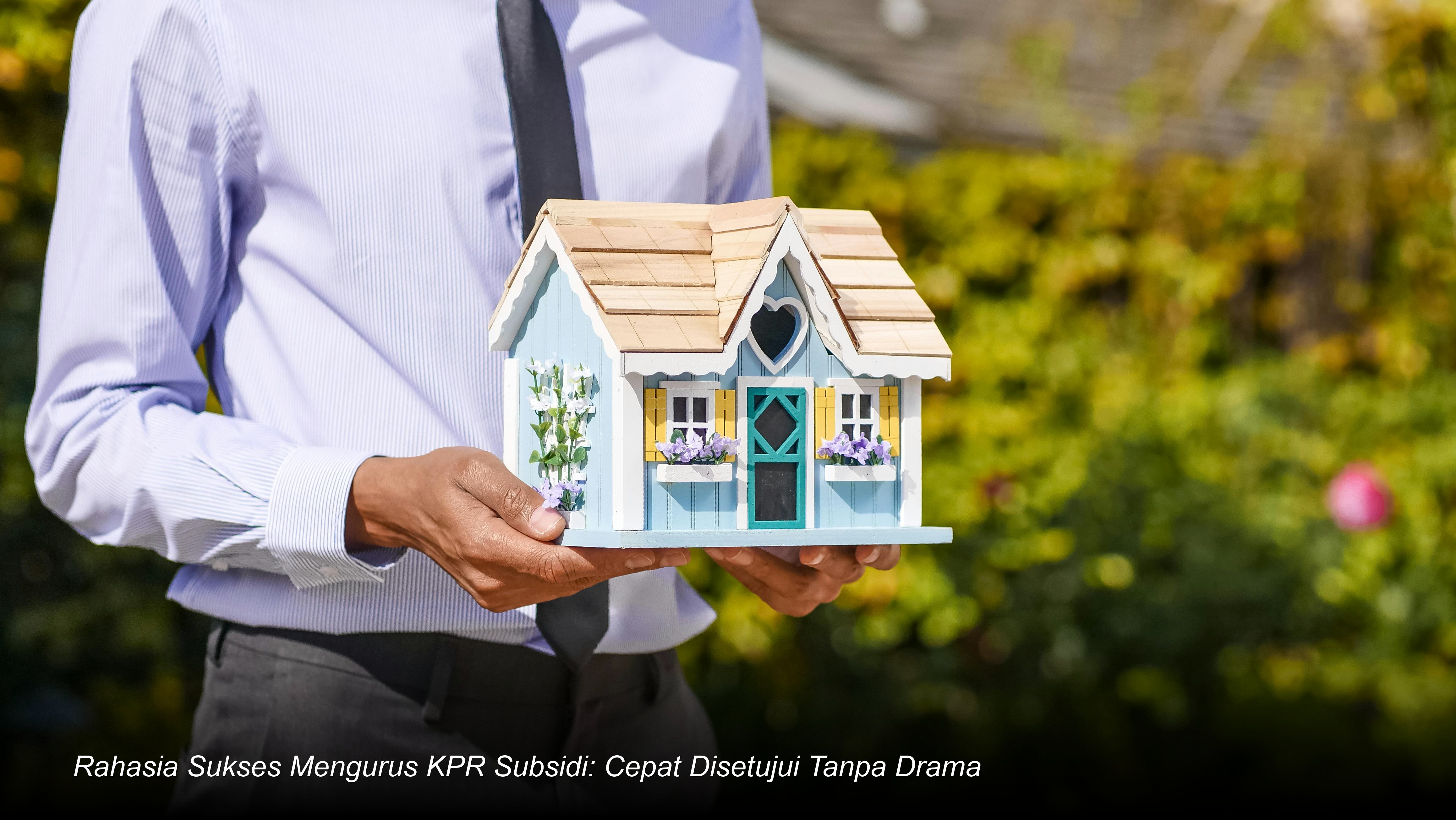 Pasangan muda tersenyum bahagia saat menandatangani dokumen akad kredit KPR Subsidi di depan meja bankir profesional.