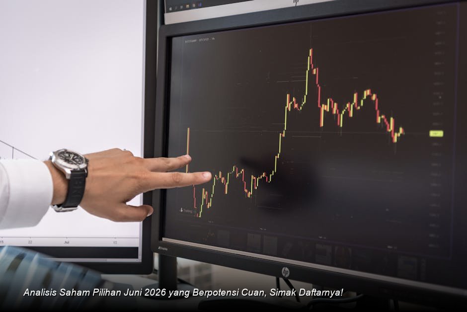 Suasana ruang trading modern dengan monitor menampilkan grafik candle-stick berwarna hijau yang menunjukkan tren kenaikan stabil.
